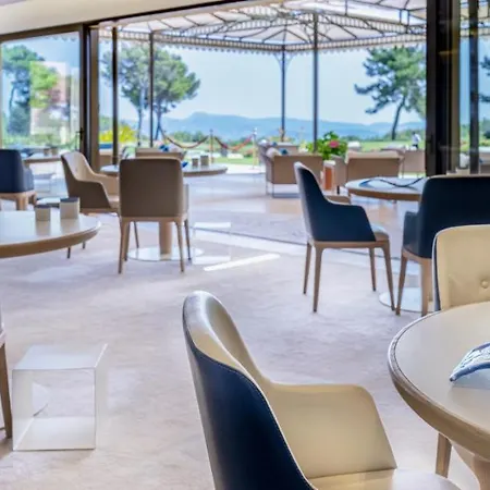 فندق L'hotel & Du Castellet لو كاستليت